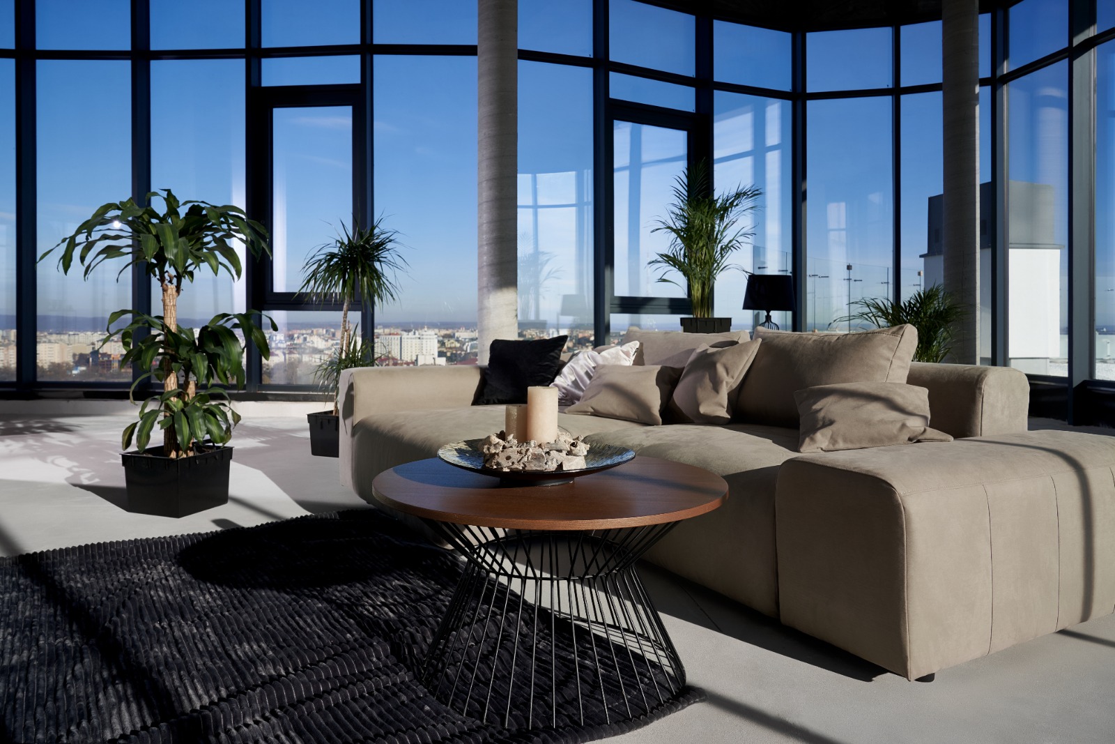 Glass works in UAE, enhancing interiors with modern aesthetics